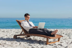 homme-business-ordinateur-travail-plage-transat-full-12953741